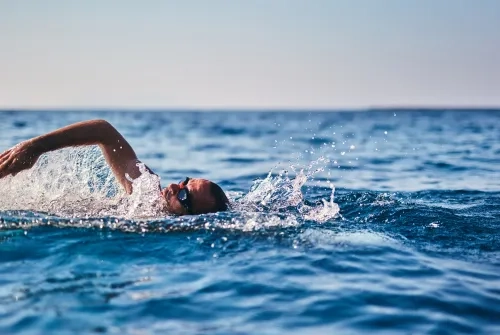 Vorsicht, wenn Ihre Schulter- oder Nackenschmerzen länger als zwei Tage nach dem Schwimmen anhalten!