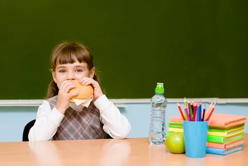 Kinder, die während des Studiums essen, bereiten den Boden für Fettleibigkeit vor