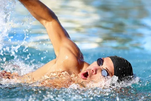 Fehler beim Schwimmen können zu Schulterschmerzen führen