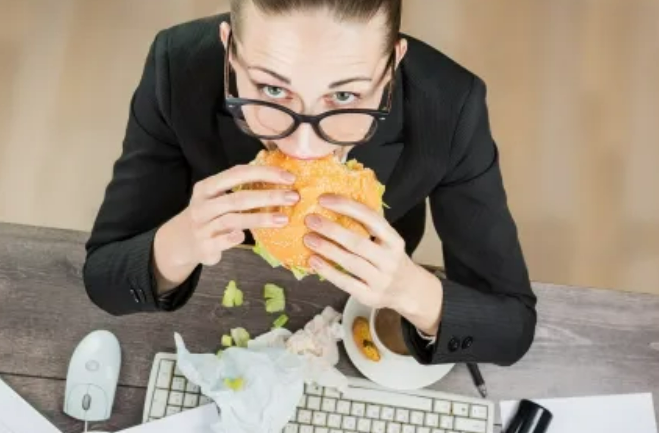 Burnout-Syndrom am Arbeitsplatz führt zu Gewichtszunahme